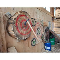 Axtwerfen im Sägewerk